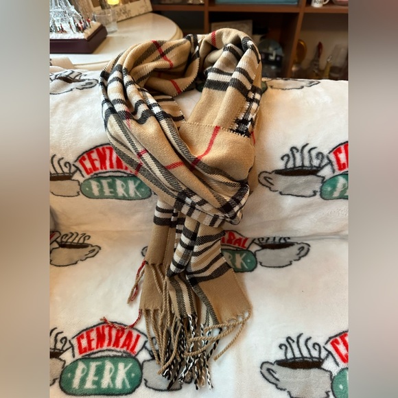 Women’s Scarf - Picture 2 of 3